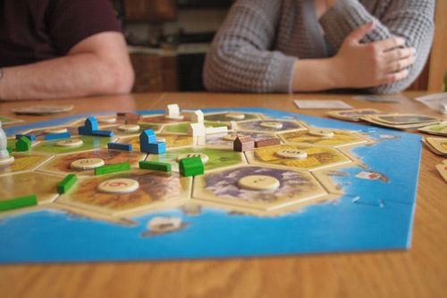 מבט מקרוב על איך משחקים קטאן